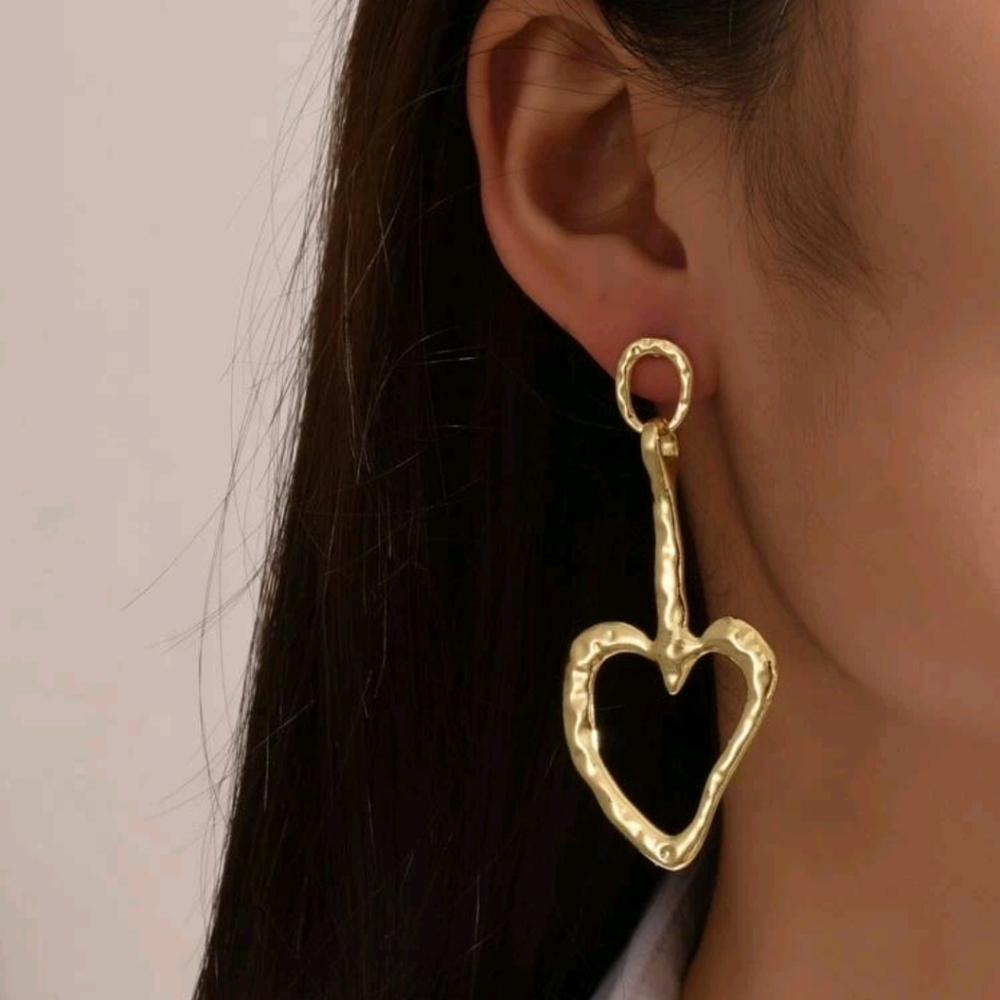 Heart shape gold tone hammered style      earring